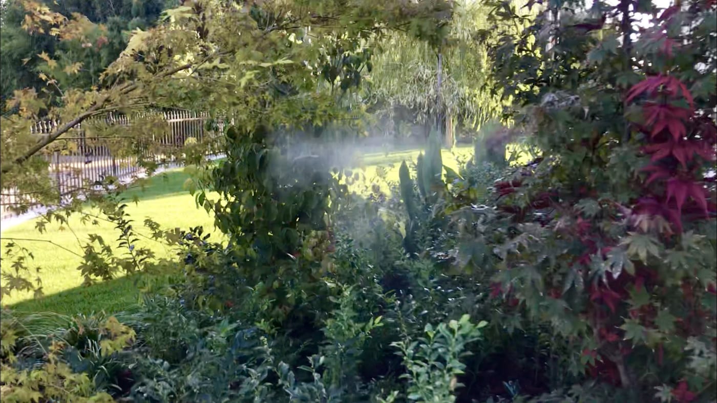 Impianto Zanz Zap che nebulizza tra le piante del giardino